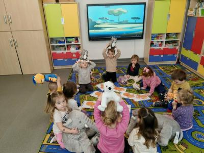 Przedszkolaki w trakcie realizacji zadań z projektu Dwujęzyczny przedszkolak.