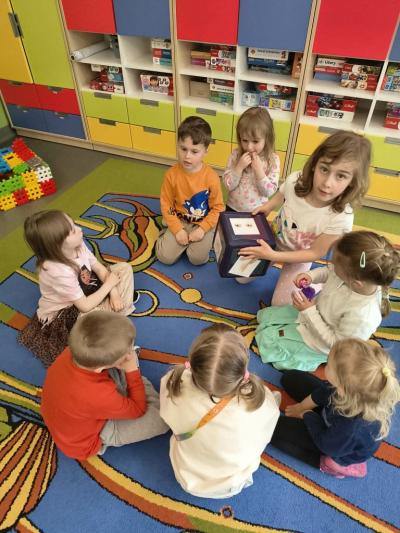 Przedszkolaki w trakcie realizacji zadań z projektu Dwujęzyczny przedszkolak.