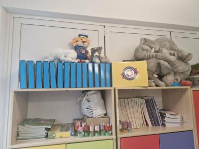 Szafka przedszkolna z pomocami do realizacji projektu Dwujęzyczny przedszkolak.