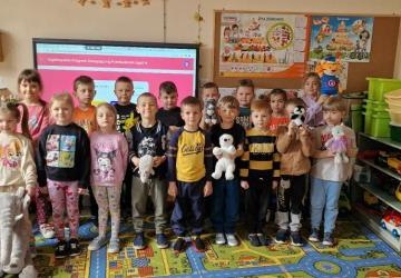 Przedszkolaki w trakcie realizacji zadań z projektu Dwujęzyczny przedszkolak.