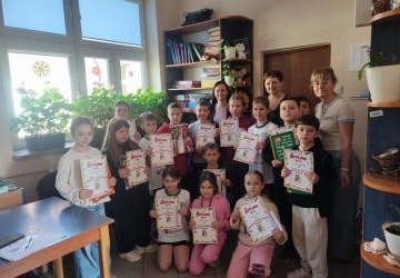 Uczniowie i nauyczyciele pozują do zdjęcia.