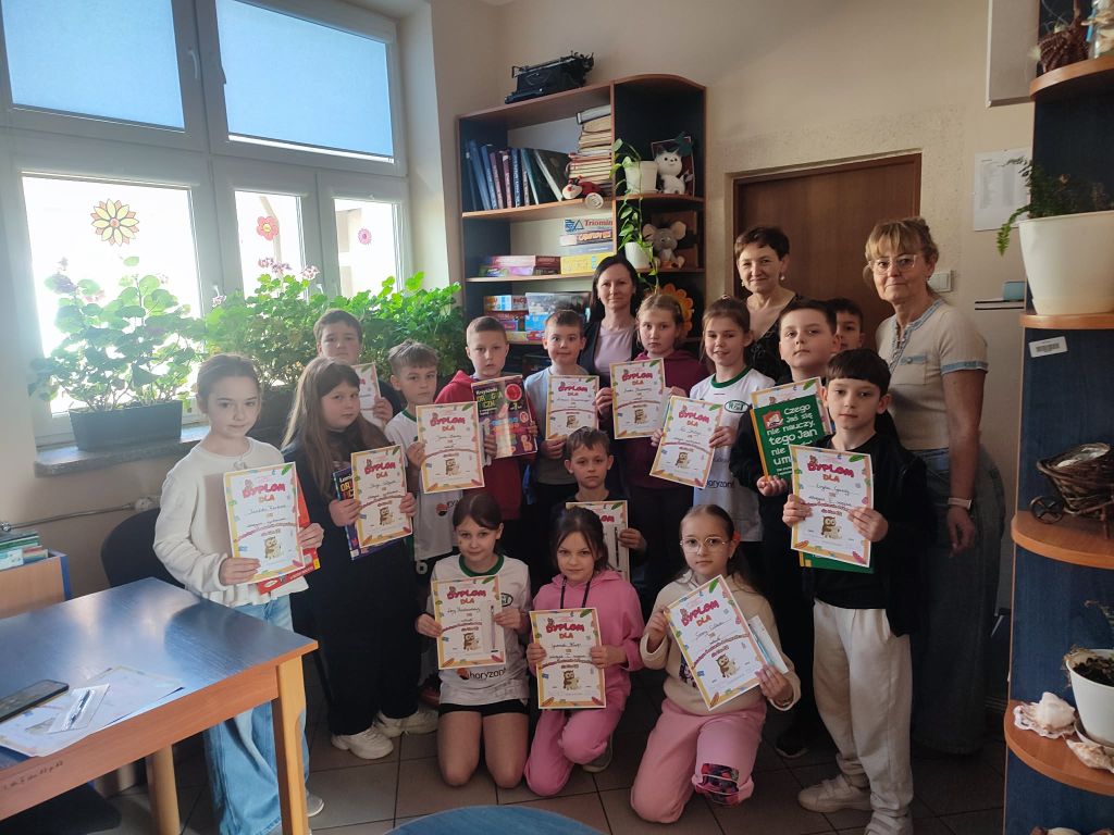 Uczniowie i nauyczyciele pozują do zdjęcia.