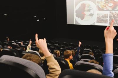 prelekcja po obejrzeniu filmu na zakończenie, dzieci odpowiadają na postawione pytania.