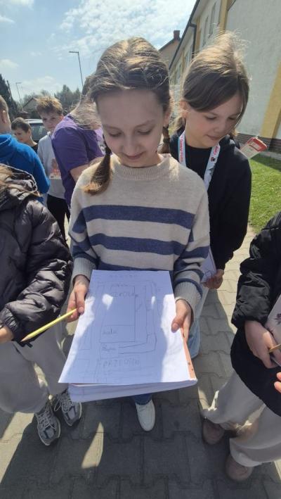 uczennica Ola pokazuje swoją pracę
