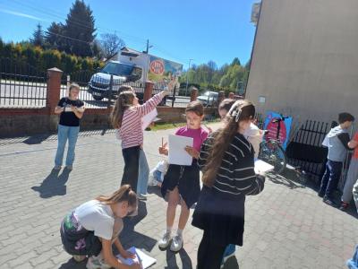 Uczniowie wymieniają się swoimi spostrzeżeniami
