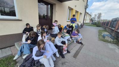 Uczniowie rysują kolejne obiekty znajdujące się przed wejściem do przedszkola