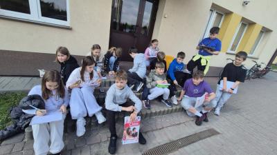 Uczniowie rysują kolejne obiekty znajdujące się przed wejściem do przedszkola