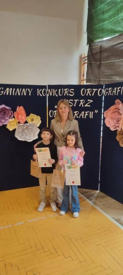 Uczniowie z wychowawcą na konkursie
