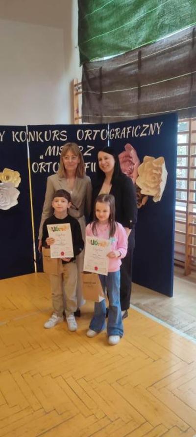uczniowie - zwycięzca konkursu i uczestnik wraz z organizatorem i wychowawcą
