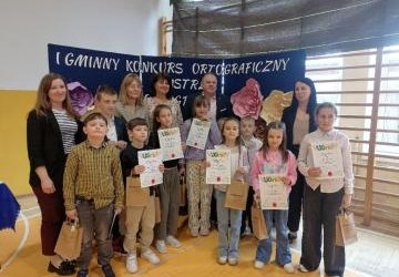 uczestnicy konkursu wraz z opiekunami i organizatorami z Dyrekcją na czele.