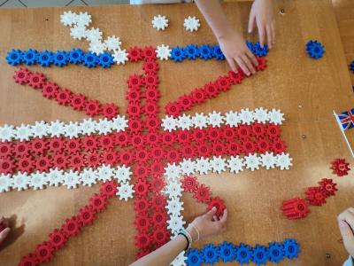 Flagi krajów anglojęzyczne i symbole Londynu ułożone  z klocków Korbo