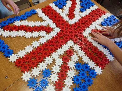 Flagi krajów anglojęzyczne i symbole Londynu ułożone  z klocków Korbo