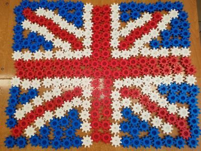Flagi krajów anglojęzyczne i symbole Londynu ułożone  z klocków Korbo
