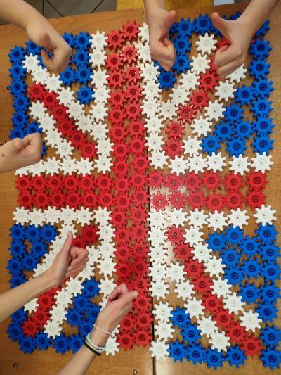 Flagi krajów anglojęzyczne i symbole Londynu ułożone  z klocków Korbo