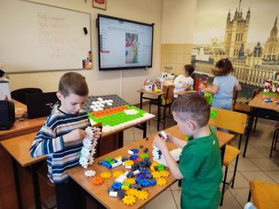 Uczniowie klas młodszych i starszych na warsztatach z Korbo w czasei wykonywania działań projektowych