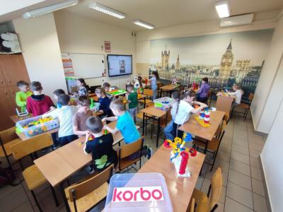 Uczniowie klas młodszych i starszych na warsztatach z Korbo w czasei wykonywania działań projektowych