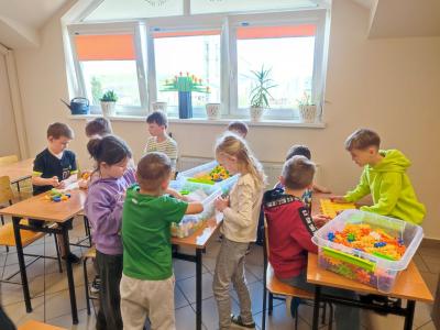 Uczniowie klas młodszych i starszych na warsztatach z Korbo w czasei wykonywania działań projektowych