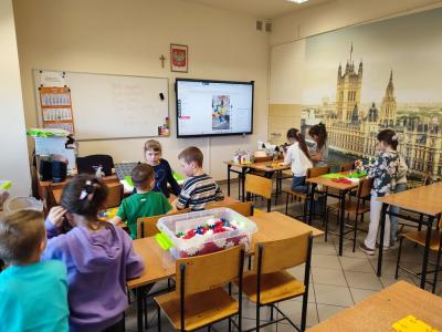 Uczniowie klas młodszych i starszych na warsztatach z Korbo w czasei wykonywania działań projektowych