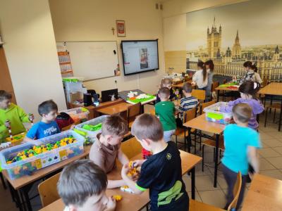 Uczniowie klas młodszych i starszych na warsztatach z Korbo w czasei wykonywania działań projektowych