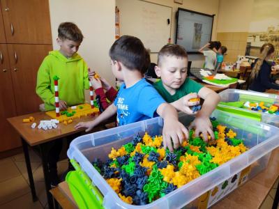 Uczniowie klas młodszych i starszych na warsztatach z Korbo w czasei wykonywania działań projektowych