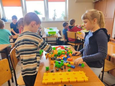 Uczniowie klas młodszych i starszych na warsztatach z Korbo w czasei wykonywania działań projektowych