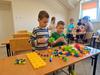 Uczniowie klas młodszych i starszych na warsztatach z Korbo w czasei wykonywania działań projektowych