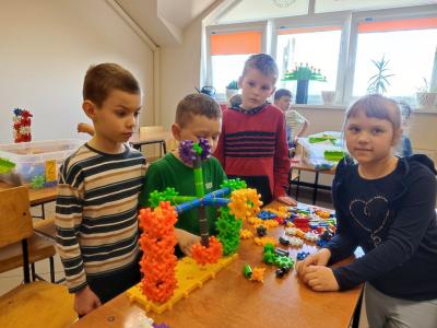 Uczniowie klas młodszych i starszych na warsztatach z Korbo w czasei wykonywania działań projektowych