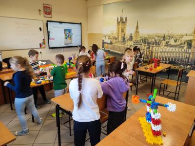 Uczniowie klas młodszych i starszych na warsztatach z Korbo w czasei wykonywania działań projektowych