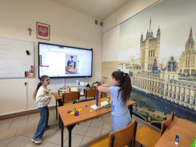 Uczniowie klas młodszych i starszych na warsztatach z Korbo w czasei wykonywania działań projektowych