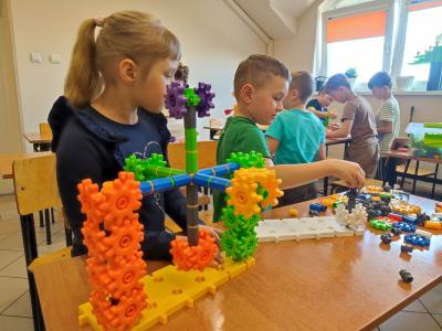 Uczniowie klas młodszych i starszych na warsztatach z Korbo w czasei wykonywania działań projektowych