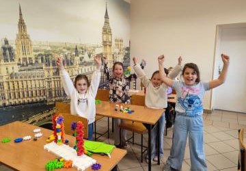 Uczniowie klas młodszych i starszych na warsztatach z Korbo w czasei wykonywania działań projektowych (8)