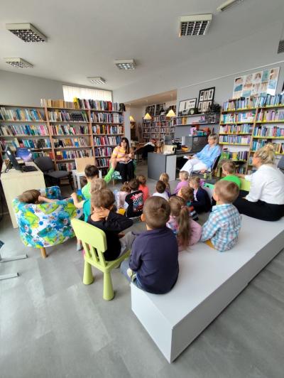 Wspólny śpiew  piosenek  przy dźwiękach ukulele dzieci wraz z paniami