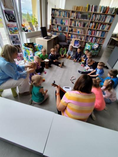 Śpiewanie piosenek siedząc w kręgu.
