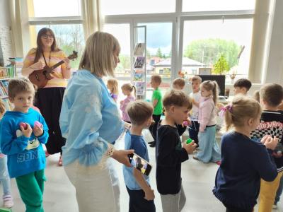 Zabawy muzyczne w kole przy dźwiękach ukulele