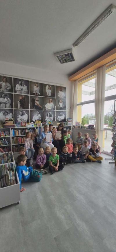 Zdjęcie grupowe dzieci z grupy Biedronek, pań z biblioteki i wychowawczyni grupy