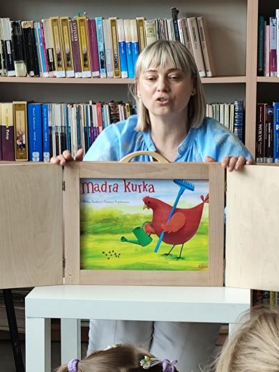 P. Ewelina przedstawia teatrzyk Kamishibai pt.Mądra kurka