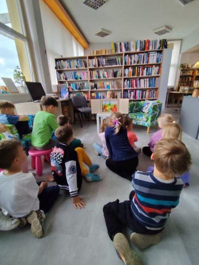 P. Ewelina przedstawia teatrzyk Kamishibai pt.Mądra kurka. Przed nią siedzą dzieci