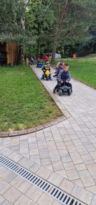 Dzieci jeżdżą pojazdami