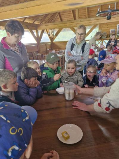Dzieci przygotowują rozczyn do ciasta drożdżowego