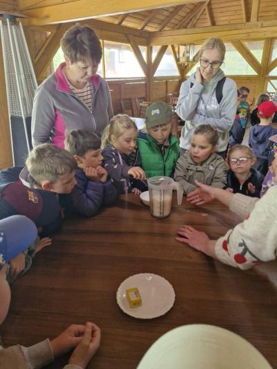 Dzieci przygotowują rozczyn do ciasta drożdżowego