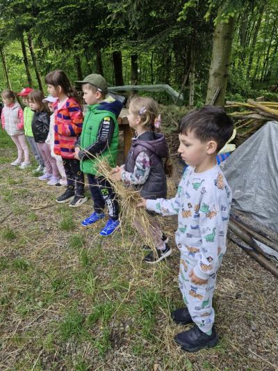 Dzieci stoją przy ognisku