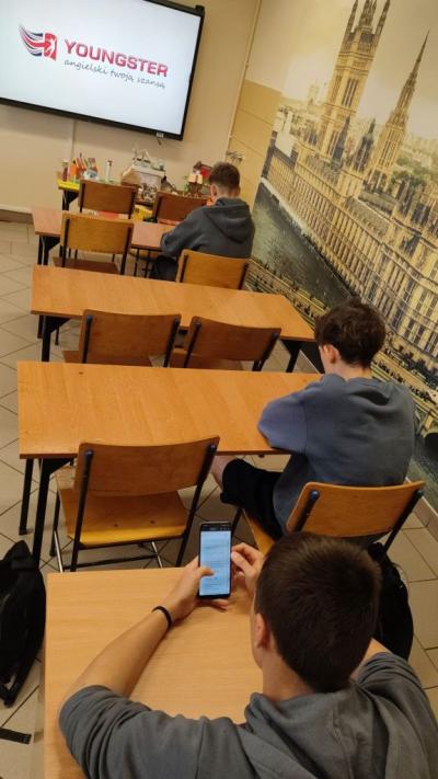 Uczniowie piszący test progres Youngster
