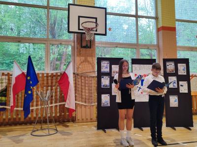 Część informacyjna z okazji Dnia Europy przygotowana przez Członków Szkolnego Klubu Europejskiego