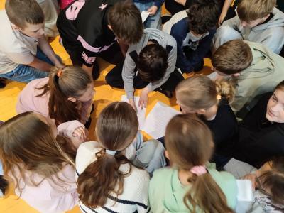 Uczniowie wypelniający Quiz wiedzy o Europie - praca klasowa