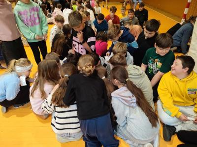 Uczniowie wypelniający Quiz wiedzy o Europie - praca klasowa
