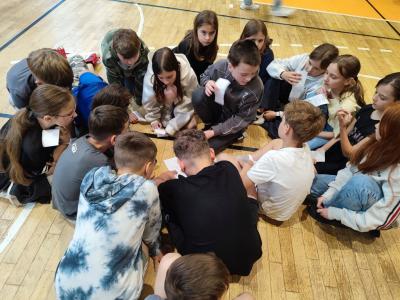 Uczniowie wypelniający Quiz wiedzy o Europie - praca klasowa