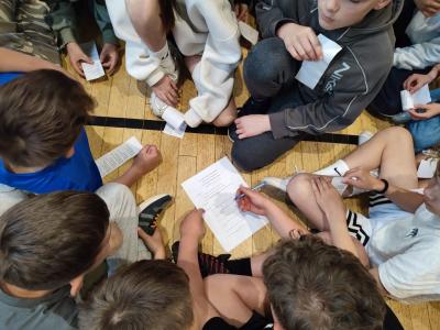Uczniowie wypelniający Quiz wiedzy o Europie - praca klasowa