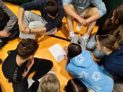 Uczniowie wypelniający Quiz wiedzy o Europie - praca klasowa