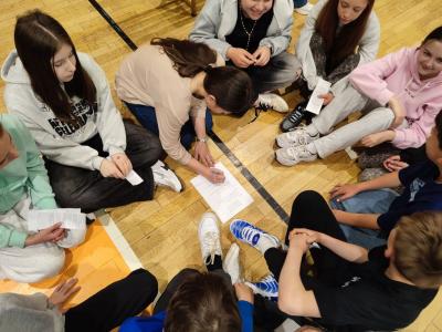Uczniowie wypelniający Quiz wiedzy o Europie - praca klasowa