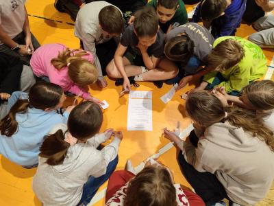 Uczniowie wypelniający Quiz wiedzy o Europie - praca klasowa